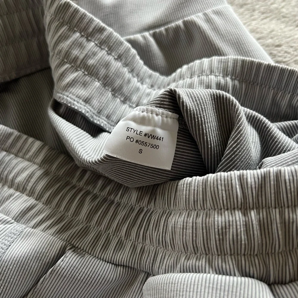 Vuori Women’s Lux Ribbed Performance Joggers Light Grey Small - Picture 5 of 5